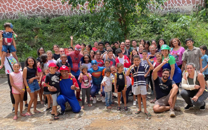 Milton de Araújo distribui presentes no Dia das Crianças em Jundiaí