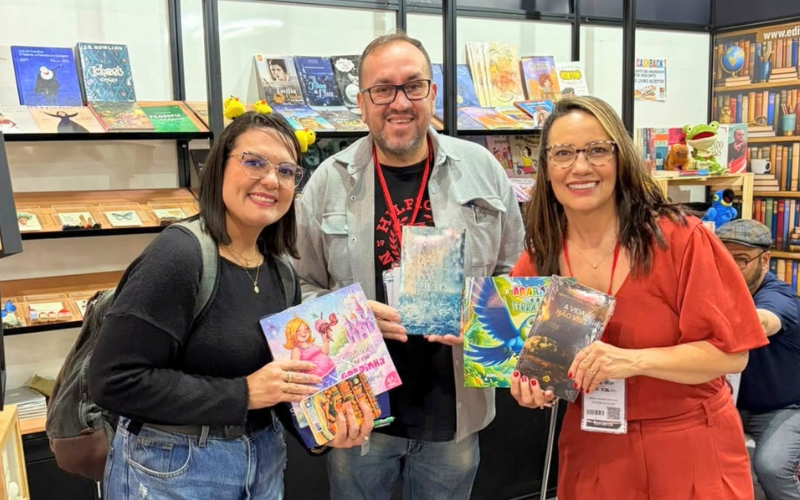 Psicóloga do Sincomerciários de Jundiaí visita Bienal do Livro SP